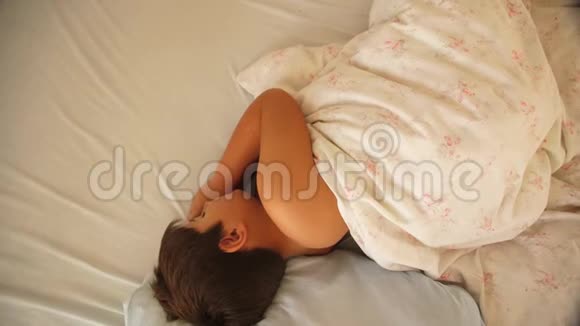 婴儿正在床上睡觉揭开毯子视频起重机跟踪视频的预览图