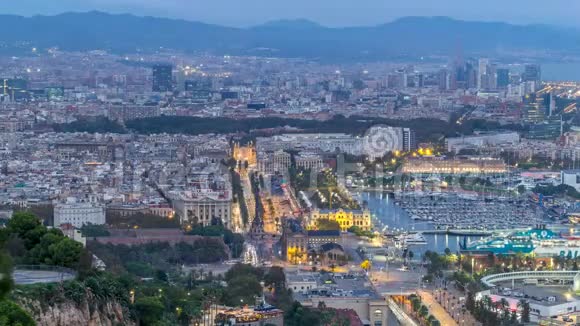 在西班牙加泰罗尼亚的巴塞罗那从白天到晚上的广场门户上可以看到空中景色视频的预览图