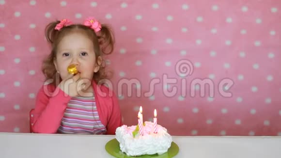 可爱的小女孩蛋糕和派对有趣的快乐孩子生日快乐儿童假期概念3年视频的预览图