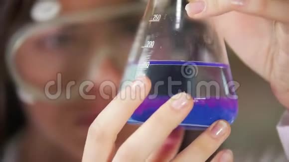 一只雌鸟拿着装有化学物质的瓶子视频的预览图