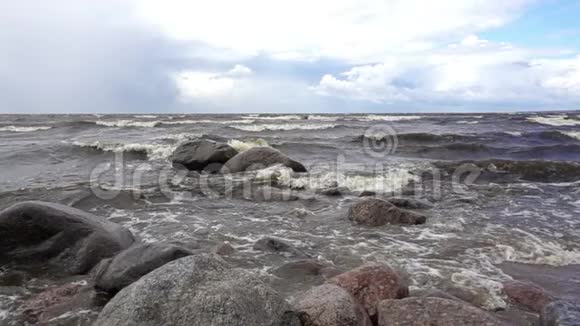 动作缓慢海浪拍打着石头芬兰湾视频的预览图