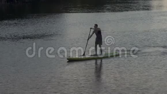 长投运动员快速帆船在河上站在苏普视频的预览图