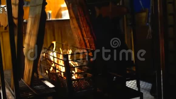 牛肉或猪肉烧烤汉堡可在烧烤火焰烤架上美味可口视频的预览图