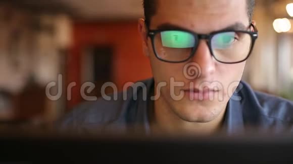 人眼镜中笔记本显示器屏幕反射的特写年轻的白种人自由商人视频的预览图