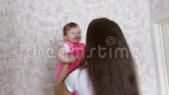 妈妈把孩子搂在怀里快乐的宝宝笑了视频的预览图