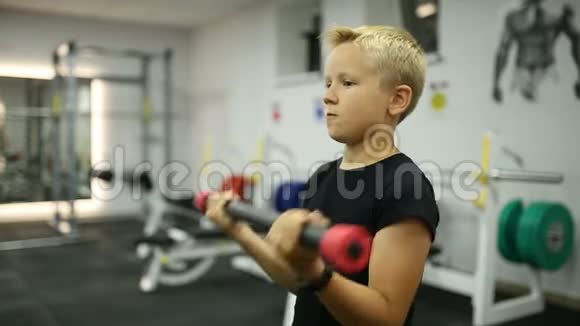 这个男孩正在健身房训练视频的预览图