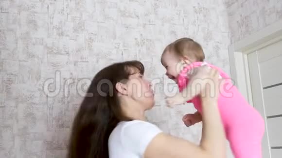 妈妈把孩子搂在怀里快乐的宝宝笑了视频的预览图
