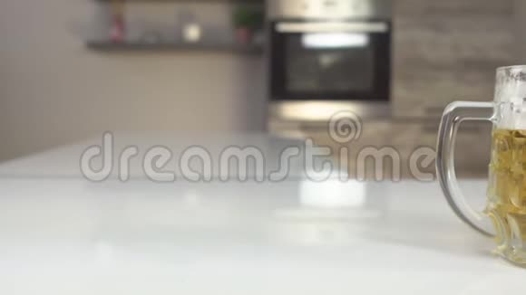 厨房的桌子上摆着一个啤酒杯和一个薯片吃着食物背景视频的预览图