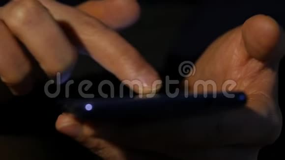 女人手指在智能手机的触摸屏上女孩上网慢动作视频的预览图