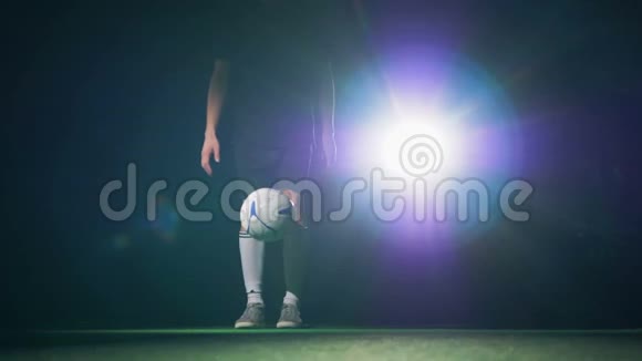 足球运动员脚带球视频的预览图