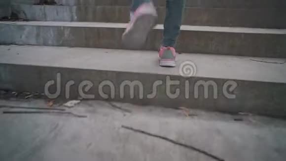 孩子站在城市公园的石阶上视频的预览图