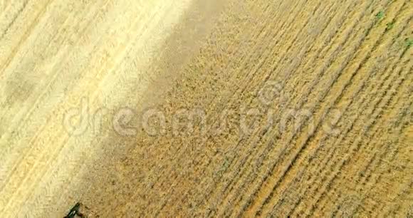 现代联合收割机生产小麦作物空中观景慢动作视频的预览图
