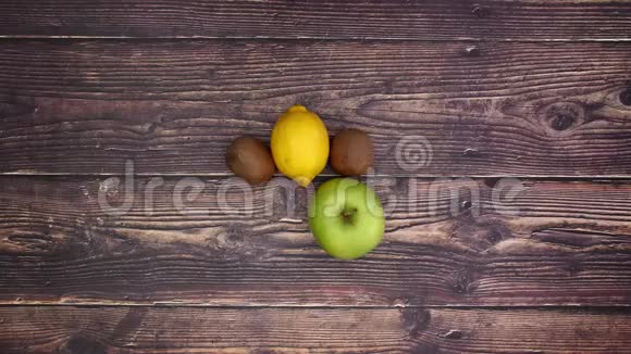 水果出现在木制背景上停止运动视频的预览图