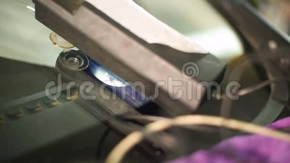 在车间从事消除汽车挡风玻璃裂缝的专业人员的特写紫外线干燥视频的预览图