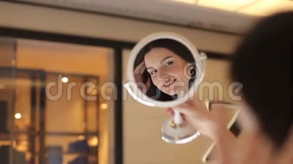 女孩在购物中心照镜子视频的预览图
