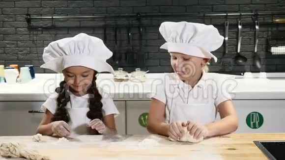 有趣的烹饪幼儿一起做蛋糕擀面团玩4k视频的预览图