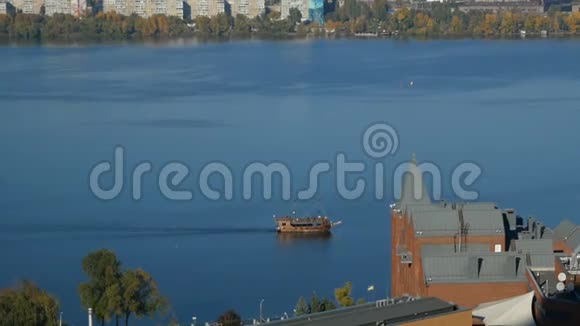 船帆在靠近城市前景的河流上视频的预览图