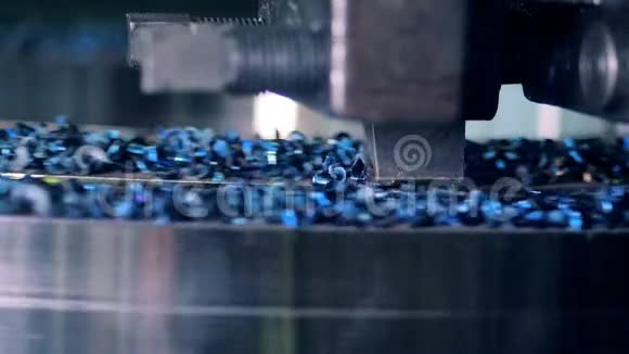 作用中的金属加工一台机器在金属细节上切割一条线关闭视频的预览图