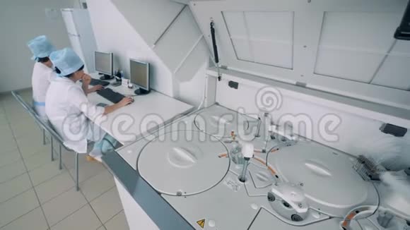 特殊设备在实验室工作而护士则坐在电脑旁4K视频的预览图