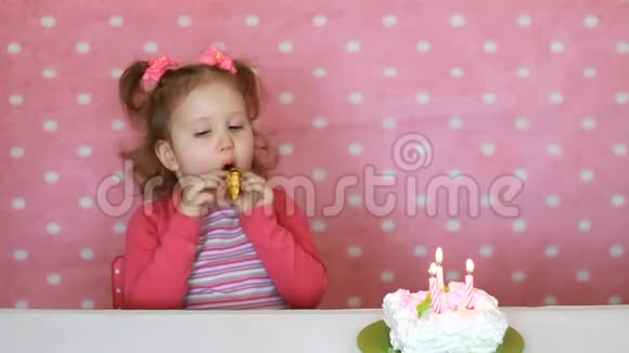 有趣的快乐孩子在聚会上吹灭生日蛋糕上的蜡烛可爱的小女孩儿童假期概念3视频的预览图