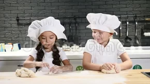 做饭很有趣两个小孩子一起做饭用手滚动杜德做披萨4k视频的预览图