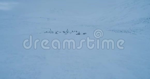 从无人驾驶飞机驯鹿营地和雪橇外捕捉西伯利亚的生命拍摄红色史诗视频的预览图