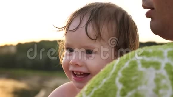 小宝宝坐在爸爸手里哭着笑着掉眼泪视频的预览图