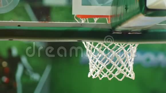 一场篮球比赛在绿色背景上用篮球篮圈掷球视频的预览图