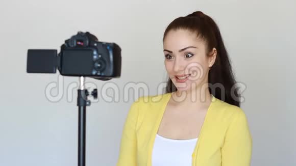 视频vlogvlog博客博客视频大众媒体和采访微笑的年轻女子或博客手势视频的预览图