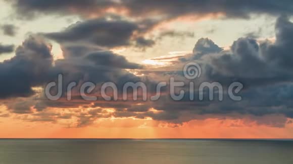 日落时分天空中的云随着太阳的光芒穿过风暴云视频的预览图