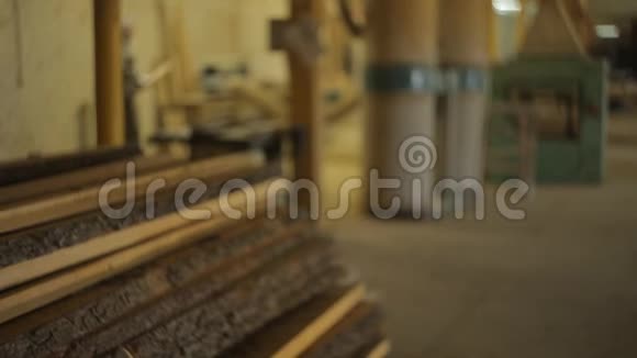 锯木厂用于木材的加工和加工制造木制品木板动力锯床视频的预览图