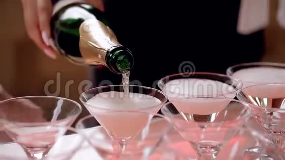 他的侍者把香槟倒进酒杯里把香槟酒杯放在自助餐桌上餐厅或酒店的大厅视频的预览图