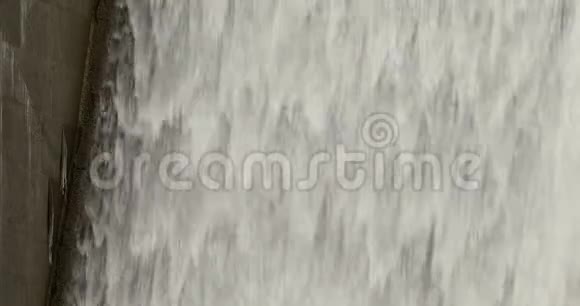 一个大坝的泄洪道上瀑布般的水流视频的预览图