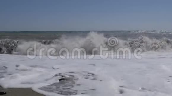 海上风暴大浪在沙滩上破碎视频的预览图