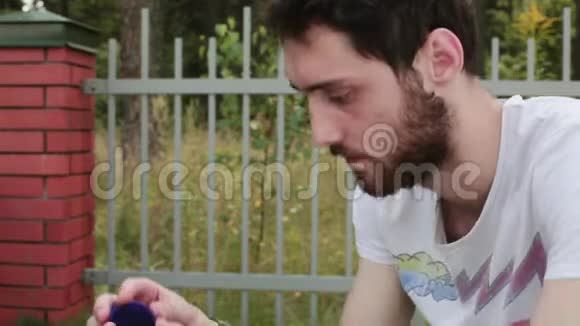 可爱的胡须男打开蓝色的天鹅绒盒子里面放着结婚戒指视频的预览图
