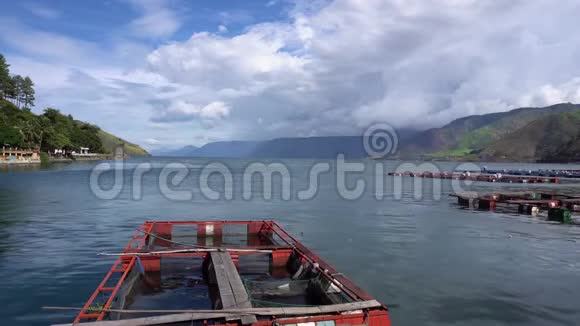 印度尼西亚北苏门答腊托巴湖铜边养鱼场景图视频的预览图