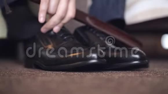 男的脚上系黑鞋带古典男人视频的预览图