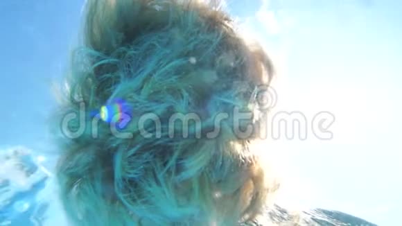 女孩美丽的头发在阳光下游泳视频的预览图