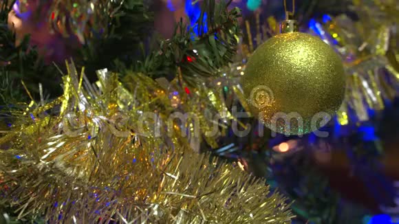 圣诞树挂饰盘和倾斜4KUHD视频的预览图