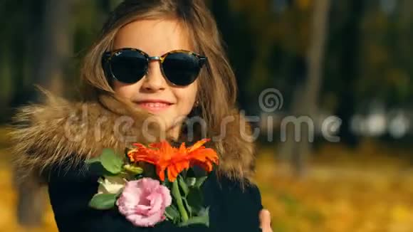 有着大自然花朵的小女孩视频的预览图