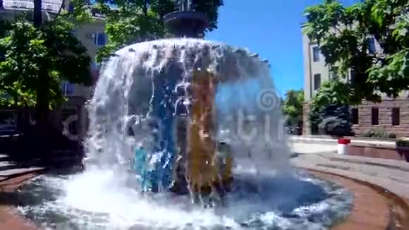流动的喷泉水视频的预览图