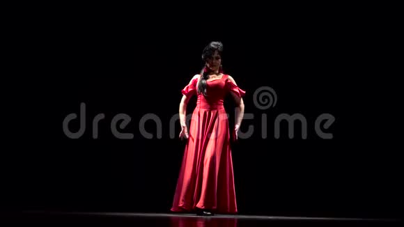 穿红色舞蹈的女孩弗拉门戈黑色背景视频的预览图