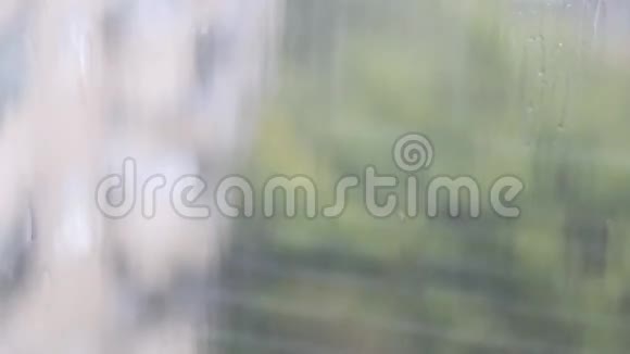 雨滴在窗户上倾盆大雨视频的预览图