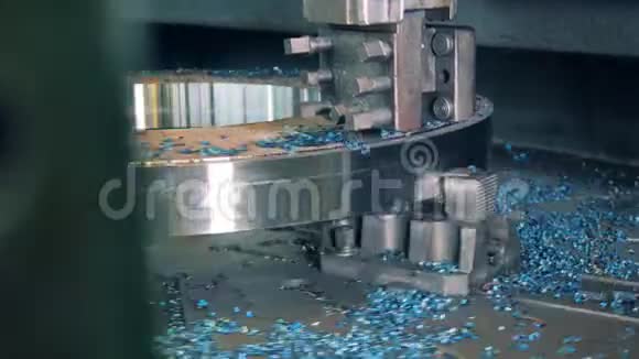 一台机器磨圆金属工具作用中的金属加工视频的预览图