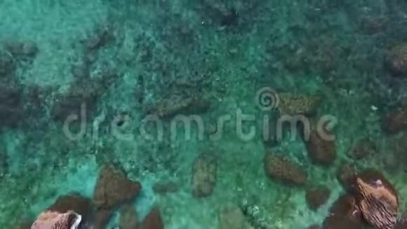地中海浅海巨石的鸟瞰图视频的预览图