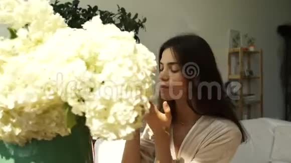 这个女孩闻起来有一大束花女孩和鲜花花朵的香气视频的预览图