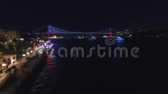夜间伊斯坦布尔Bosphorus的无人视野视频的预览图