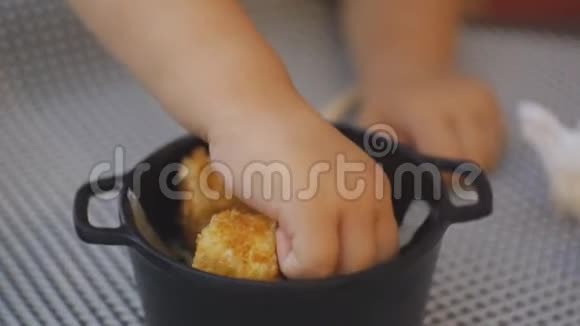 带着婴儿尝试日本料理的女人一个金发碧眼的小女孩手牵着手咬着卷心菜视频的预览图