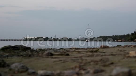 游艇在大坝的背景下沿着河流行驶视频的预览图