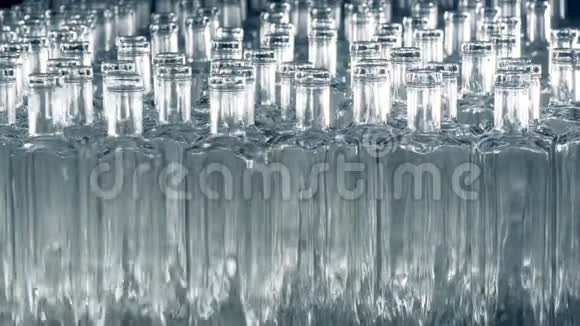 很多透明的瓶子快关门工厂生产线按顺序移动瓶子视频的预览图